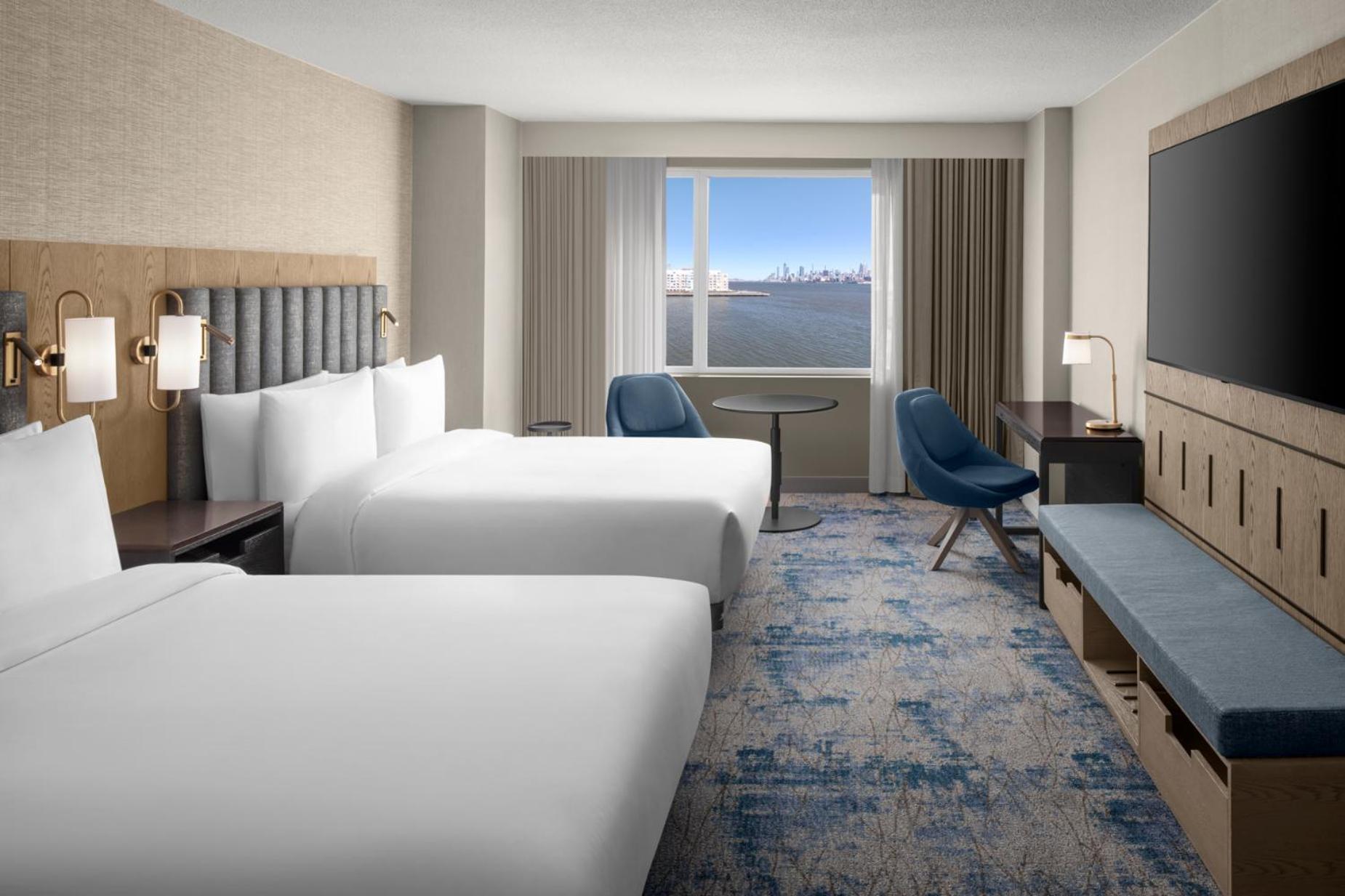 Doppelzimmer mit 2 Doppelbetten und Flussblick